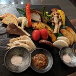 エンボカ 軽井沢 - 薪窯焼野菜の盛り合わせ。シンプルだけど都会で食べるのとは比べものにならない美味しさ。体もホッとします。
