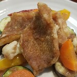 キッチン ブルー グローブ - 赤魚フリットは大きめ、野菜のエチュベが回りを囲みます