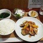 キッチン ブルー グローブ - 赤魚フリットと野菜のエチュベ　ソテーオニオンと赤ワインピネガ ーのソース 