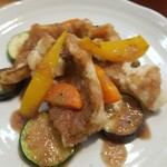 キッチン ブルー グローブ - 赤魚フリットと野菜のエチュベのアップ