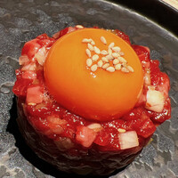 東京焼肉 黒木 - 赤身肉のユッケ。卵黄との組み合わせは抜群でした