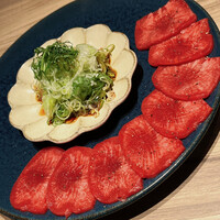 東京焼肉 黒木 - 牛タンです。薬味はネギと大葉ポン酢です。この組み合わせは初めてですが、意外にも合う