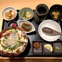 焼きふぐ 優ふく 北新地店 - 焼きふぐひつまぶし大盛り（小鉢3品、漬物、ふぐのあら汁、焼きふぐ丼、薬味が左よりふぐのラー油、レモン、山葵が並びます。 1,200円）
