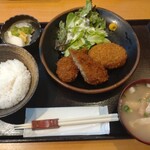 たな一 - メンコロ定食(メンチカツ、カレーコロッケ)。