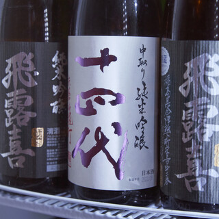 配合料理，準備了多種多樣的日本酒和日式酸味雞尾酒