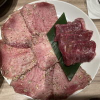 焼肉うしごろ 新宿三丁目店 - 極みのタン、厚切りハラミ