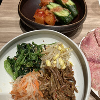 焼肉うしごろ 新宿三丁目店 - キムチ、ナムルの盛り合わせ