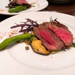 まちのイタリアン ワイン酒場 con le mani - お肉料理も人気です！写真は国産黒毛牛もも肉のローストです。