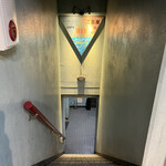 三酉屋 - こちらの階段を降ります(^^♪