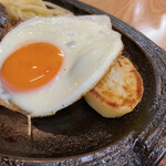Hambagu Hausu - お芋はホクホクで美味❤️黄身だけはほぼ生の目玉焼き
