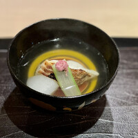ぎんざ 一二岐 - お椀：桜鯛、かぶ、アスパラ、桜の花