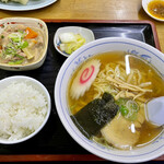 大関 - ラーメン（醤油）…730円＋もつ煮セット（お新香、ライス付き）…＋300円
