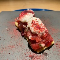 malca - 本マグロのタルタルのブルスケッタ ビーツのピクルスとペッパー ブラータ・チーズ