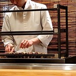 銀座 きた川 - 小窓を開け焼きを見る
