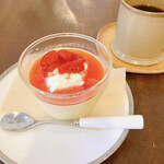 ケノヒ - 本日のおやつ　いちごソースのプリン