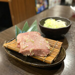 肉小僧 匠 - ・厚切りタン塩 1枚 880円/税抜