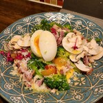Mi To Kakeru Waim Bisutoro Domannaka - ベーコンと彩り野菜のサラダ