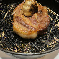 Les Jardin des dodine - ③藁で瞬間スモークさせたイモ豚肩ロースのロースト(カットする前)