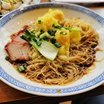 香港麺 新記 - つゆなし海老入りワンタン麺