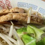 ラーメン もっけだの - 『ラーメン(野菜別売)』の豚