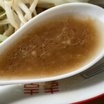 ラーメン もっけだの - 『ラーメン(野菜別売)』のスープ