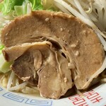 ラーメン もっけだの - 『ラーメン(野菜別売)』の豚