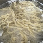 ラーメン もっけだの - 『冷凍ラーメン』の麺茹で