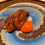 横浜 うしみつ - ⑬満熟和牛（鹿児島県産）ロース/卵黄と割下のタレ