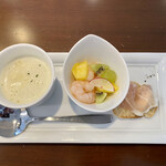 ディヴィヌ ヴァレー - 前菜は、サツマイモのポタージュ、小エビとフルーツのカクテル、生ハムとクリームチーズのカナッペ