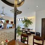 ディヴィヌ ヴァレー - 店内の様子　プロジェクターがあります。