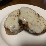 ハーベスト ナガイファーム - フランスベーカリーのパテ・ド・カンパーニュに軽井沢デリカテッセンのレバーペーストと永井農場の熟成モッツァレラを乗せて焼いたもの。