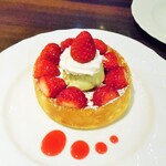 星乃珈琲店 - 料理写真:苺たっぷりスフレパンケーキ