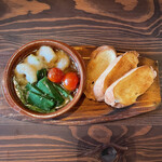 虾子和时令蔬菜的日式大蒜橄榄油风味锅
