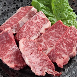 Yakiniku (Grilled meat) with carefully selected Kuroge Wagyu beef. We also offer courses for various banquets.