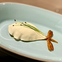 飄香 広尾店 - ❸琵琶（中国の弦楽器）
                    〜泡菜（天然乳酸発酵）の汁に漬けたボタン海老、野菜の四川ピクルス、もち麦、ロックチャイブ。