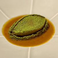 飄香 広尾店 - ❽貴妃（楊貴妃がシルクロードを通じてワインを好んでいたという説）〜芥菜のパウダーで玉環（翡翠のブレスレット）を表現、天然蝦夷鮑、ワイン発祥の地のひとつとされるジョージア産オレンジワインソース、サフラン