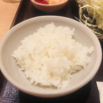 Kodawarino Tonkatsu Katsusen - ごはん半分 すごくツヤツヤで美味しいごはんでした(｡･ω･｡)♪