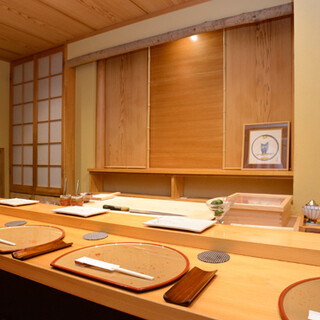 店内は掘りごたつカウンター6席のみ。贅沢空間にて美食を嗜む