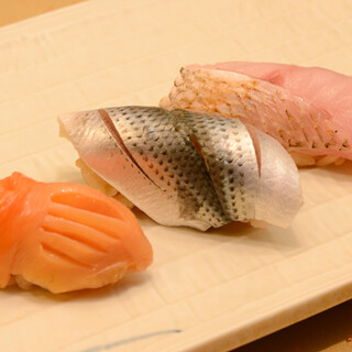 Enjoy fresh ingredients, carefully selected sushi rice, and a dish made with the blessings of Hokuriku.