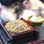 松葉茶屋 - 十割せいろ蕎麦大盛り（1,450円）。せいろの深みもあって下のザルがほぼ見えません。