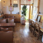 高市 - カフェコーナーはカウンター席とテーブル席。ゆったりとしたレイアウト。