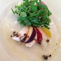 レストランゼルコバ - 桃とルッコラのサラダ 