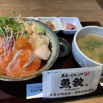大人のご馳走屋 魚錠 - サーモンメインの海鮮丼
