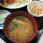 三喜食堂 - 味噌汁は豆腐と油揚げワカメ　小鉢は胡麻風味和え