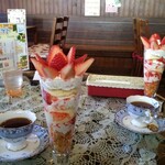 喫茶四季 - いちごパフェ