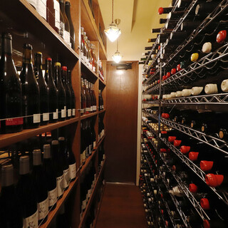 圧巻！800本ものナチュラルワイン。お好み＆料理に合わせて