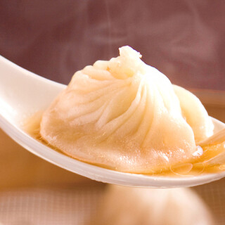 The skin is so thin that you can see inside, and the meat is juicy. “Xiaolongbao” made by Dim sum sum master