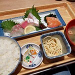 博多の海鮮料理 喜水丸 - 朝の刺身定食。地物のプリプリで新鮮なお刺身をちょっとずつ。朝から華やかな感じです。