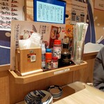 博多の海鮮料理 喜水丸 - 各種調味料ラック、注文は卓上に光ってるタブレットで注文出します。お替りもタブレットで行います。