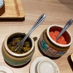 博多の海鮮料理 喜水丸 - 辛子高菜＆明太子は壺で提供。なくなったらお替わりOK！